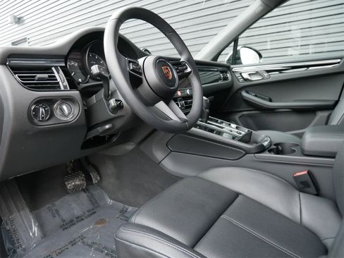 Used 2025 Porsche Macan image 4
