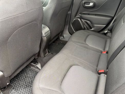 Used 2023 Jeep Renegade Latitude AWD/4WD image 9
