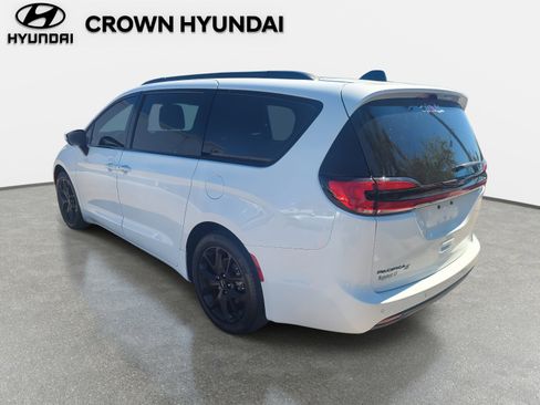 Used 2023 Chrysler Pacifica Touring-L w/ S Appearance Package image 7