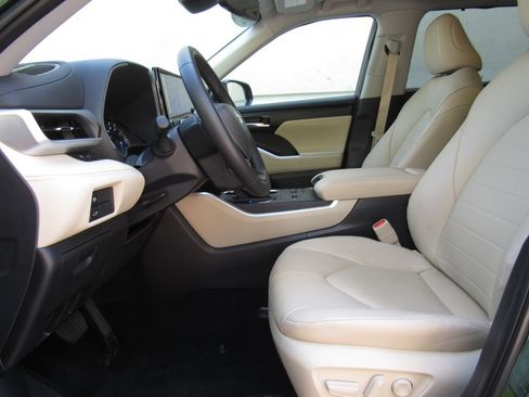 Certified 2025 Toyota Highlander XLE AWD/4WD image 11