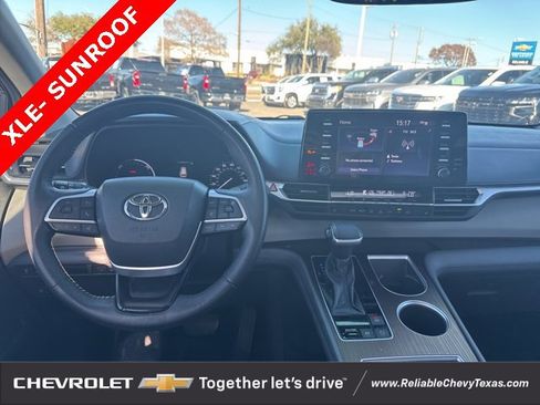 Used 2021 Toyota Sienna XLE image 18