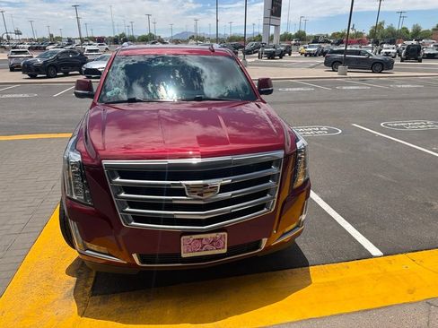 Used 2017 Cadillac Escalade ESV Luxury AWD/4WD image 2