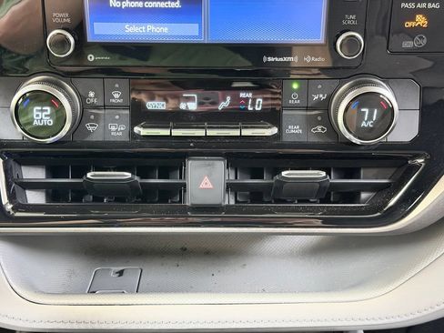 Used 2022 Toyota Highlander LE AWD/4WD image 54