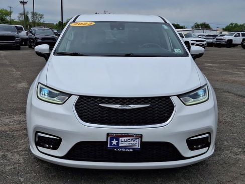 Used 2023 Chrysler Pacifica Touring-L FWD image 4