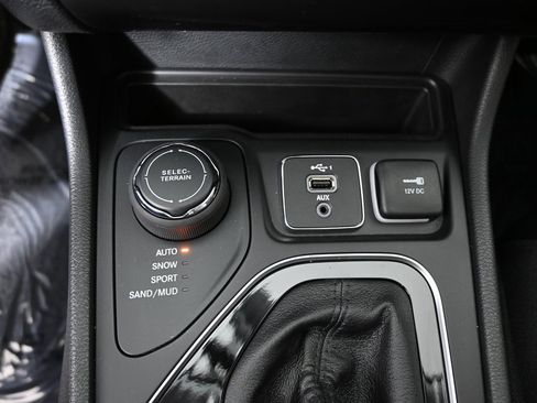 Used 2022 Jeep Cherokee Limited image 32