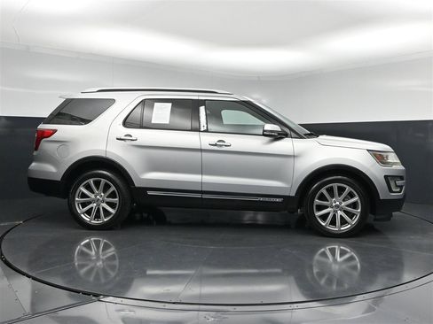 Used 2017 Ford Explorer Limited FWD image 4