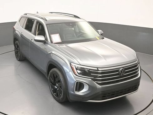 Used 2024 Volkswagen Atlas SE w/ Panoramic Sunroof Package FWD image 54