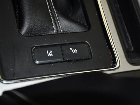 Used 2019 Ford F150 Lariat w/ Equipment Group 502A Luxury AWD/4WD image 39