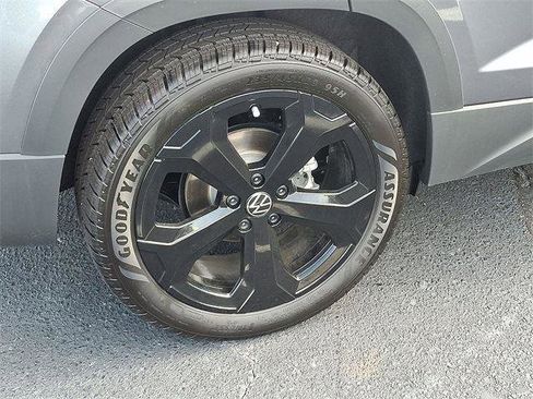 New 2025 Volkswagen Taos SEL image 7