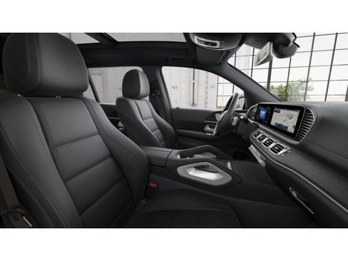 Used 2025 Mercedes-Benz GLS 450 4MATIC image 4