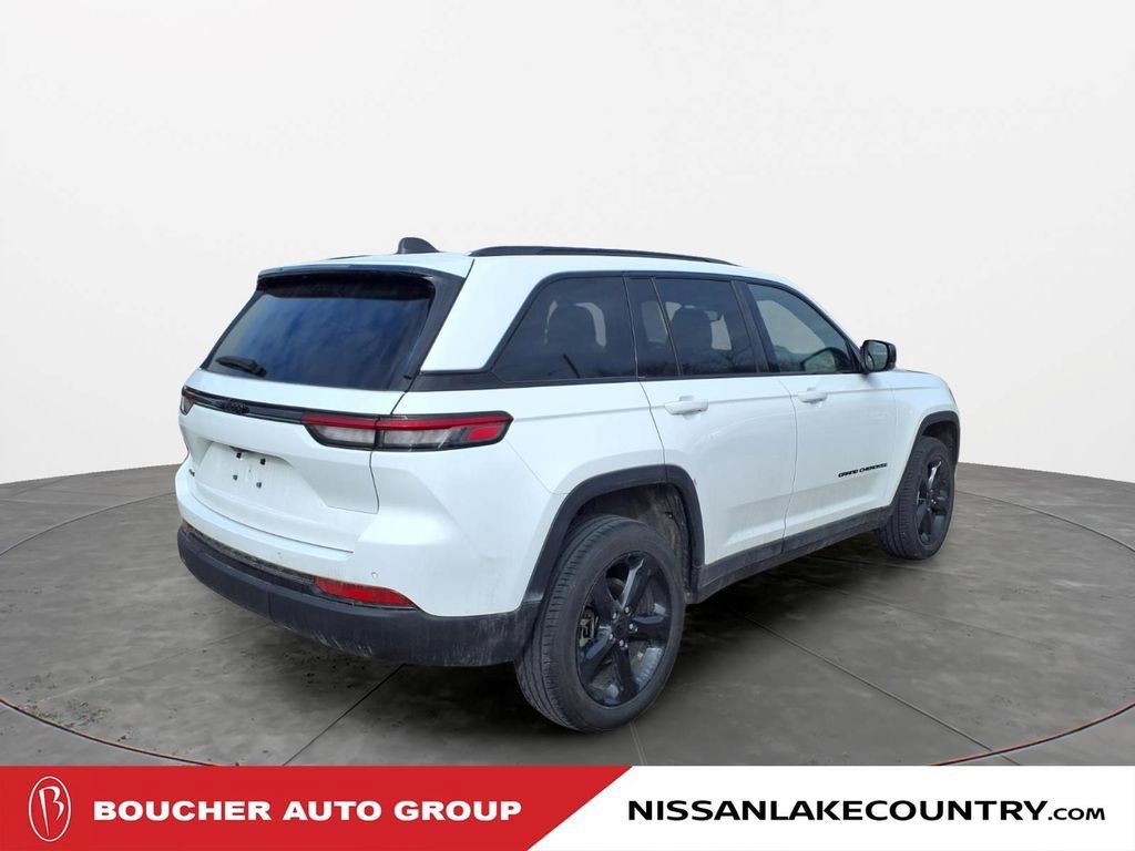 Used 2023 Jeep Grand Cherokee Altitude AWD/4WD image 2