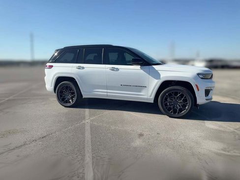 New 2025 Jeep Grand Cherokee Summit image 15