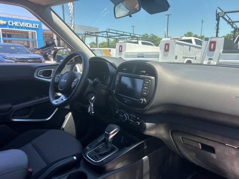 Used 2025 Kia Soul LX w/ LX Technology Package FWD image 30
