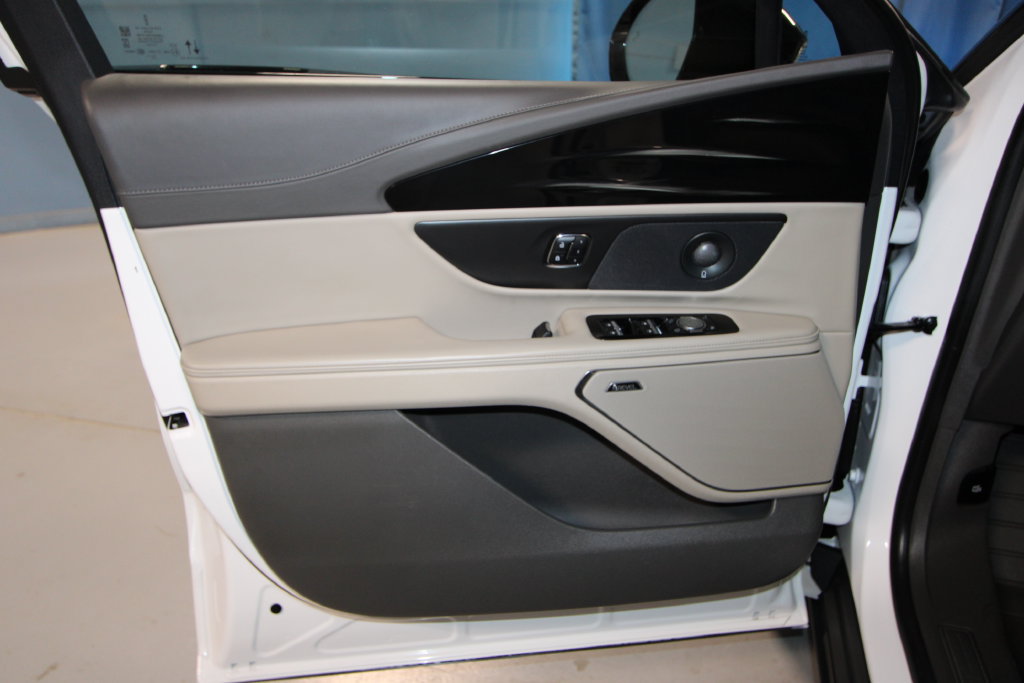 Used 2025 Lincoln Nautilus Reserve AWD/4WD image 5