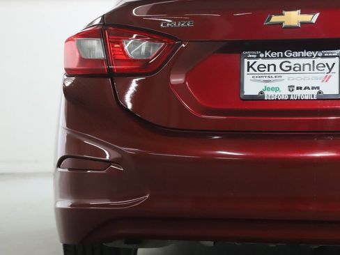 Used 2018 Chevrolet Cruze Premier image 42