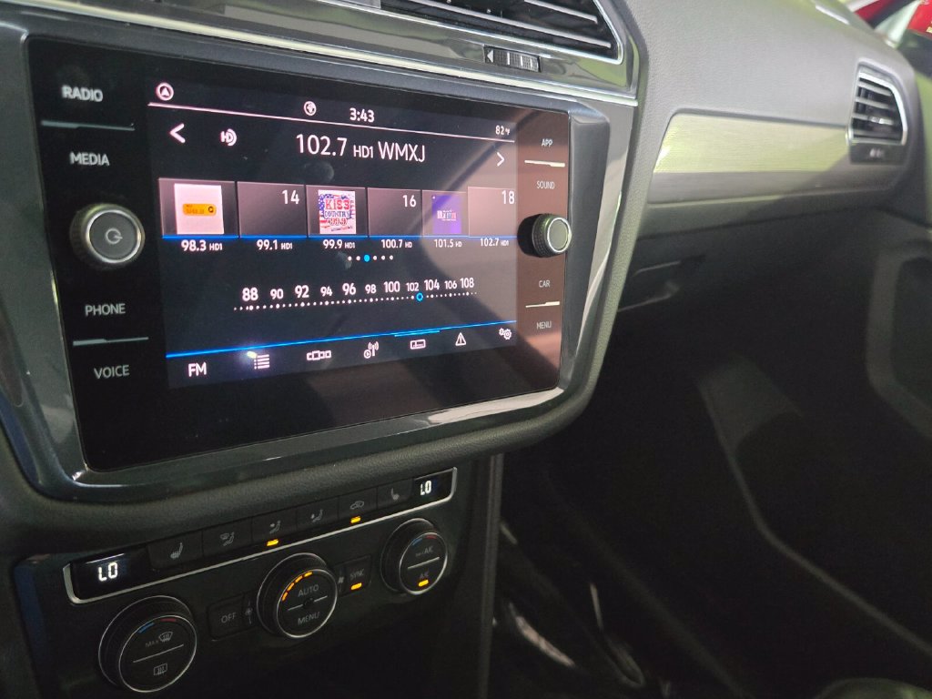 Certified 2021 Volkswagen Tiguan SE w/ Panoramic Sunroof Package FWD image 19