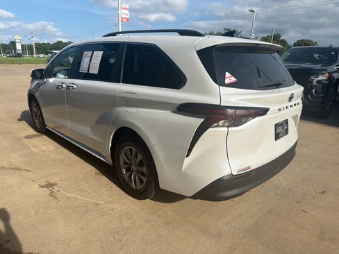 Used 2024 Toyota Sienna XLE w/ XLE Plus Package FWD image 3