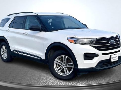 Used 2023 Ford Explorer XLT AWD/4WD image 3