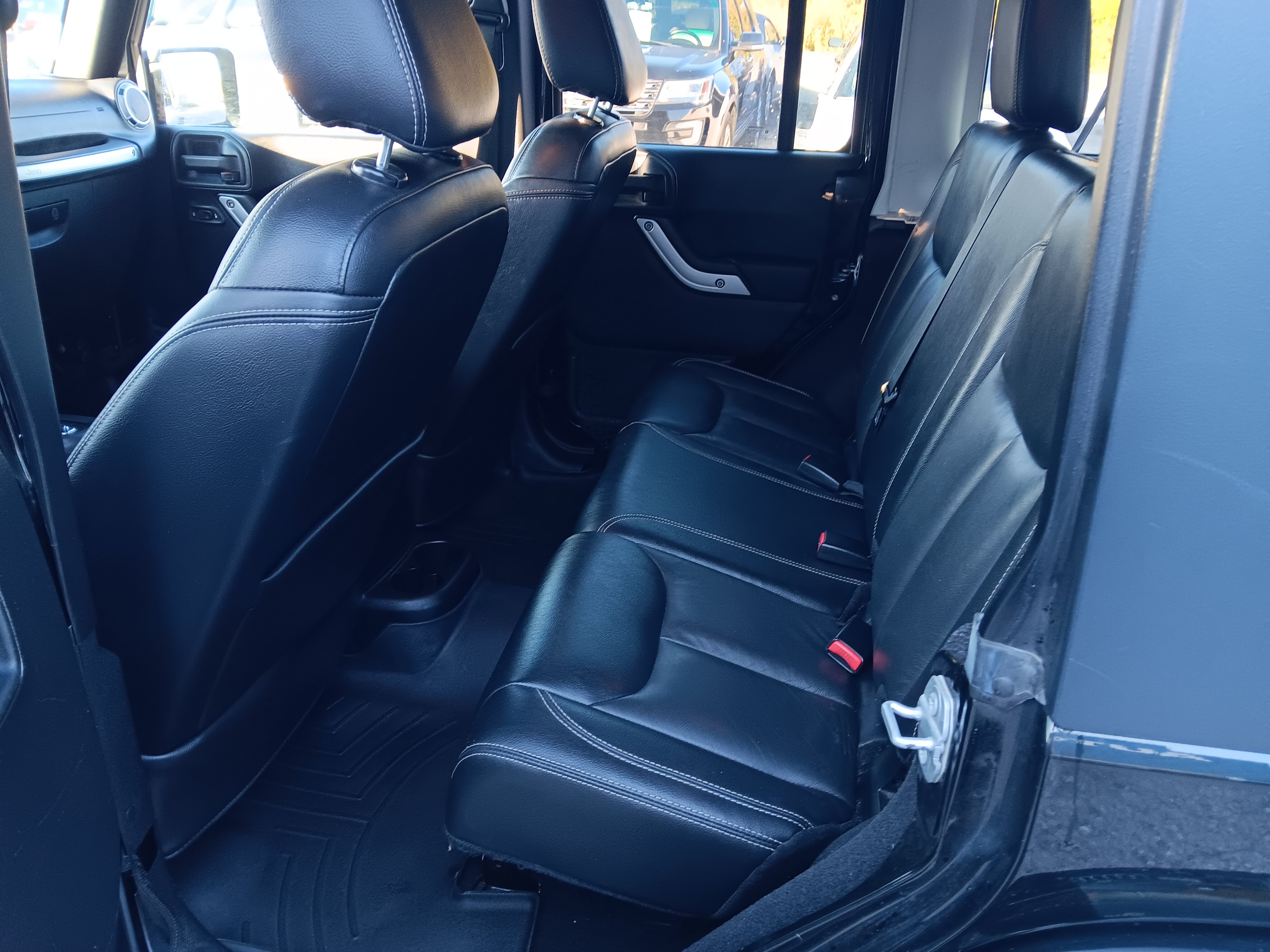 Used 2015 Jeep Wrangler Unlimited Sahara w/ Connectivity Group AWD/4WD image 9