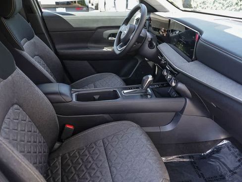 Used 2025 Nissan Kicks SV FWD image 13