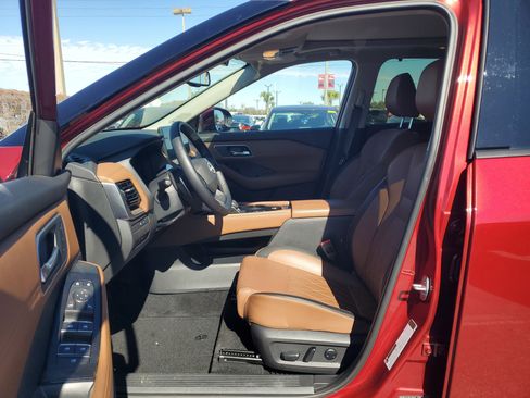 Certified 2025 Nissan Rogue Platinum w/ Tech Package image 15