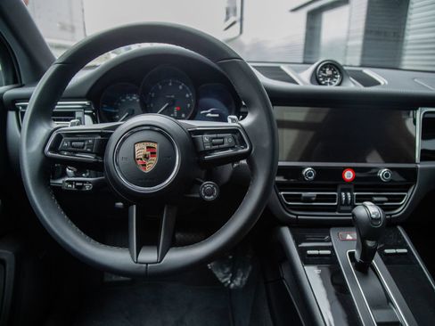 Certified 2024 Porsche Macan AWD/4WD image 5