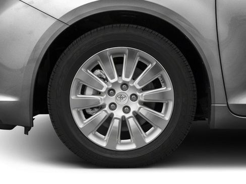 Used 2017 Toyota Sienna XLE w/ XLE Navigation Package FWD image 11