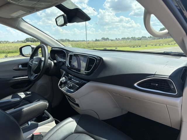 Used 2023 Chrysler Pacifica Touring-L FWD image 15