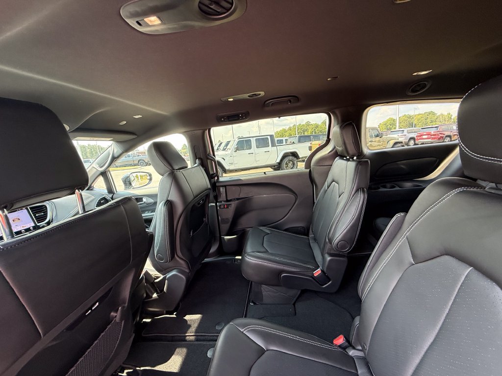 New 2027 Chrysler Pacifica Select FWD image 24