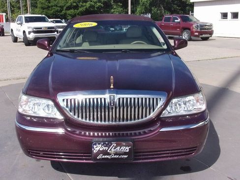 Used 2006 Lincoln Town Car Executive L image 11