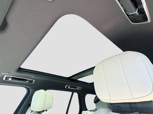 New 2026 Land Rover Range Rover SE image 28