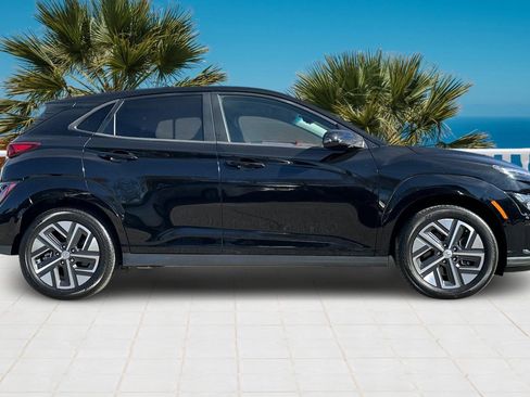 Used 2023 Hyundai Kona SE image 3