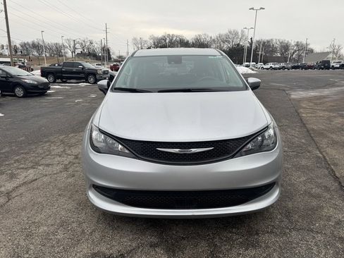 Used 2023 Chrysler Voyager LX image 2
