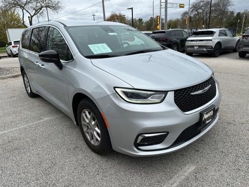 Used 2024 Chrysler Pacifica Touring-L FWD image 4