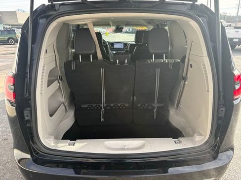Used 2024 Chrysler Pacifica Touring-L image 33