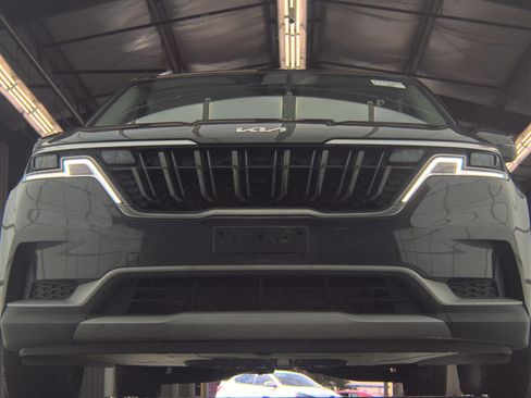 Used 2024 Kia Carnival LX FWD image 3