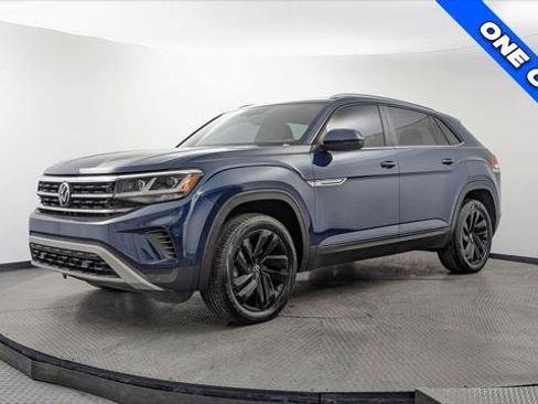 Used 2021 Volkswagen Atlas Cross Sport SE w/ Panoramic Sunroof Package FWD image 2