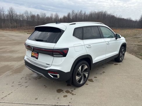 Used 2025 Volkswagen Taos SE AWD/4WD image 9