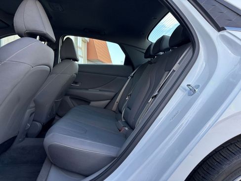 Used 2025 Hyundai Elantra SEL image 25