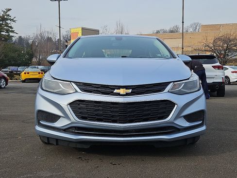 Used 2018 Chevrolet Cruze LT image 2