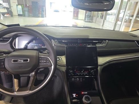 Used 2023 Jeep Grand Cherokee Limited image 6