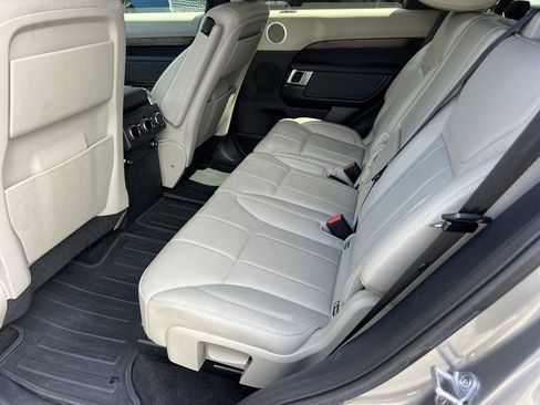 Used 2018 Land Rover Discovery HSE AWD/4WD image 16