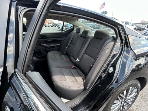 Used 2025 Nissan Altima 2.5 SV FWD image 8