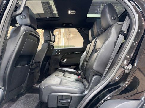 Used 2018 Land Rover Discovery SE image 14