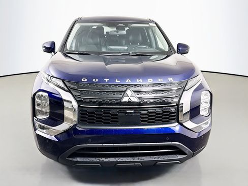 Used 2023 Mitsubishi Outlander SE image 2