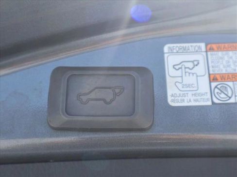 Used 2018 Toyota RAV4 Limited AWD/4WD image 7