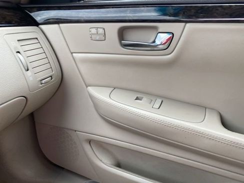 Used 2011 Cadillac DTS Luxury image 24