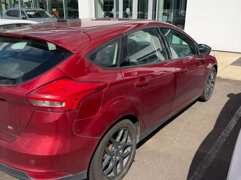 Used 2016 Ford Focus SE w/ Equipment Group 201A FWD image 3