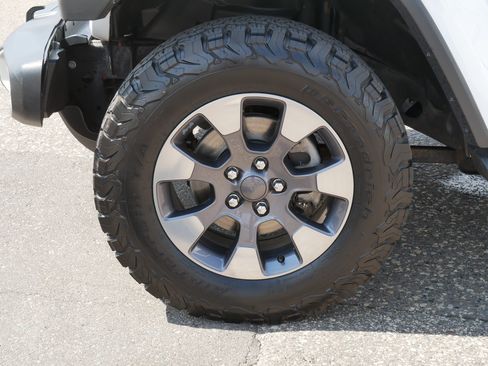 Used 2018 Jeep Wrangler Unlimited Sahara w/ Dual Top Group AWD/4WD image 15