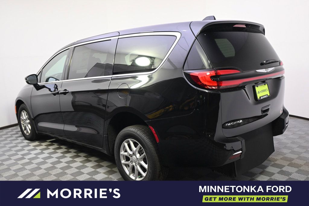 Used 2026 Chrysler Pacifica Select FWD image 4